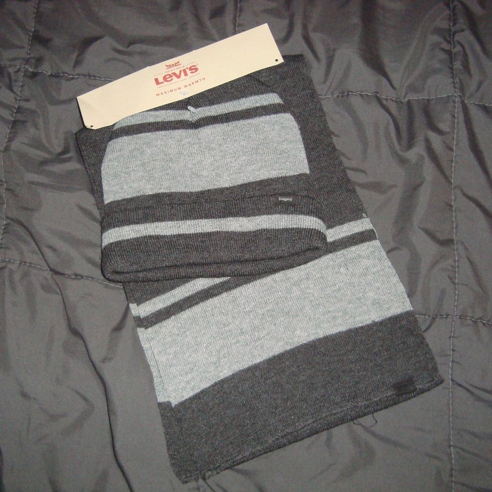 Levi's Men’s Beanie & Scarf 2-Piece Set Maximum Warmth Gray/Dark Gray NWT